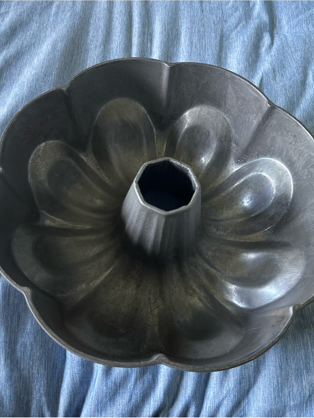 Vintage West End Fluted Bundt Cake Pan - Dark Gray